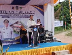 Amsakar Secara Simbolis Ikut Melaksanakan Peletakkan Batu Pertama Pembangunan SMK N 13 Bengkong