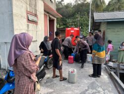 Patroli Napoleon Presisi Polsek Siantan Salurkan Air Bersih ke Warga Terdampak Kekeringan