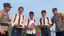 Polisi Menyapa Anak – Anak Di Pesisir Anambas, Kedekatan Dibangun Dari Hal Sederhana