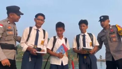 Polisi Menyapa Anak – Anak Di Pesisir Anambas, Kedekatan Dibangun Dari Hal Sederhana